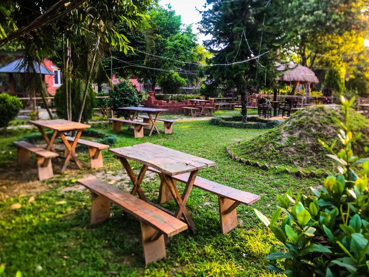 Hotel Tharu Garden And Beer Bar Чітаван Екстер'єр фото