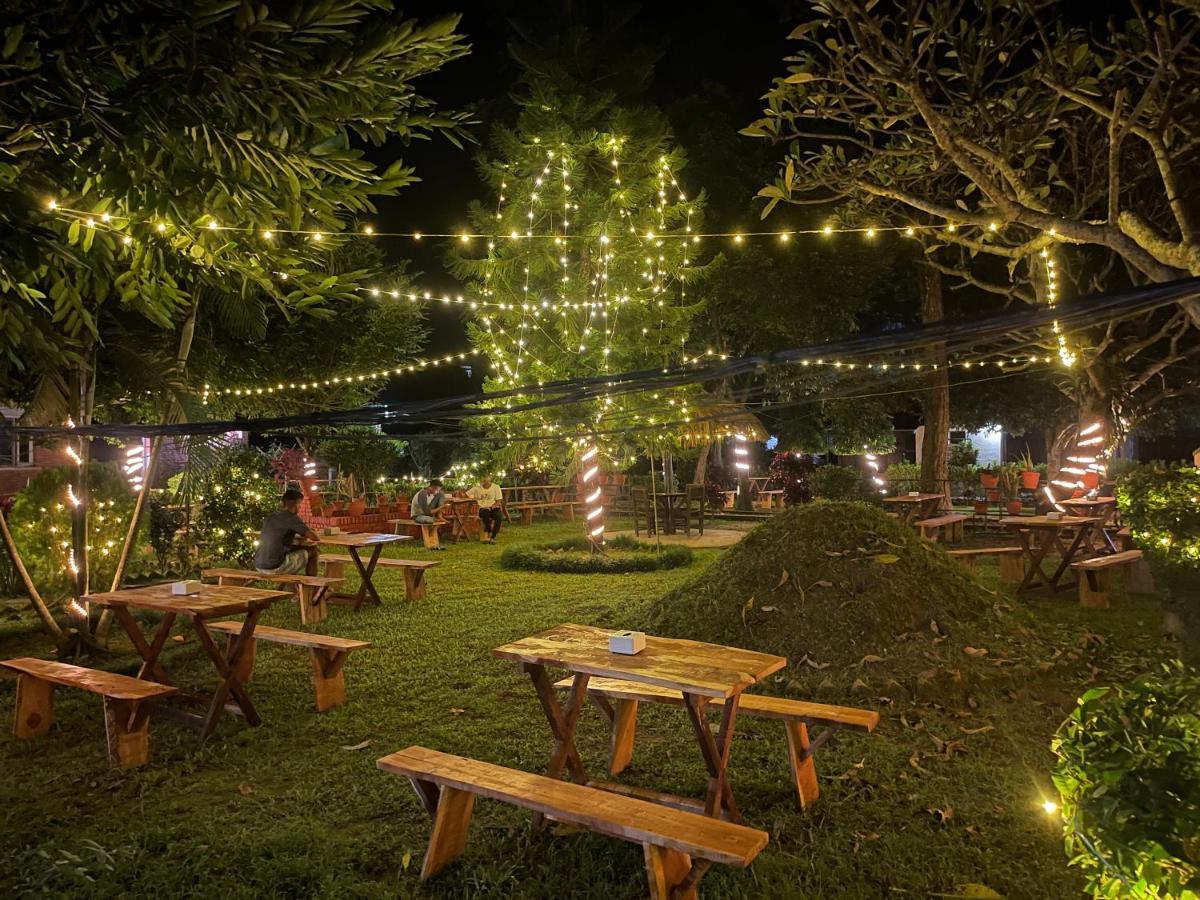 Hotel Tharu Garden And Beer Bar Чітаван Екстер'єр фото