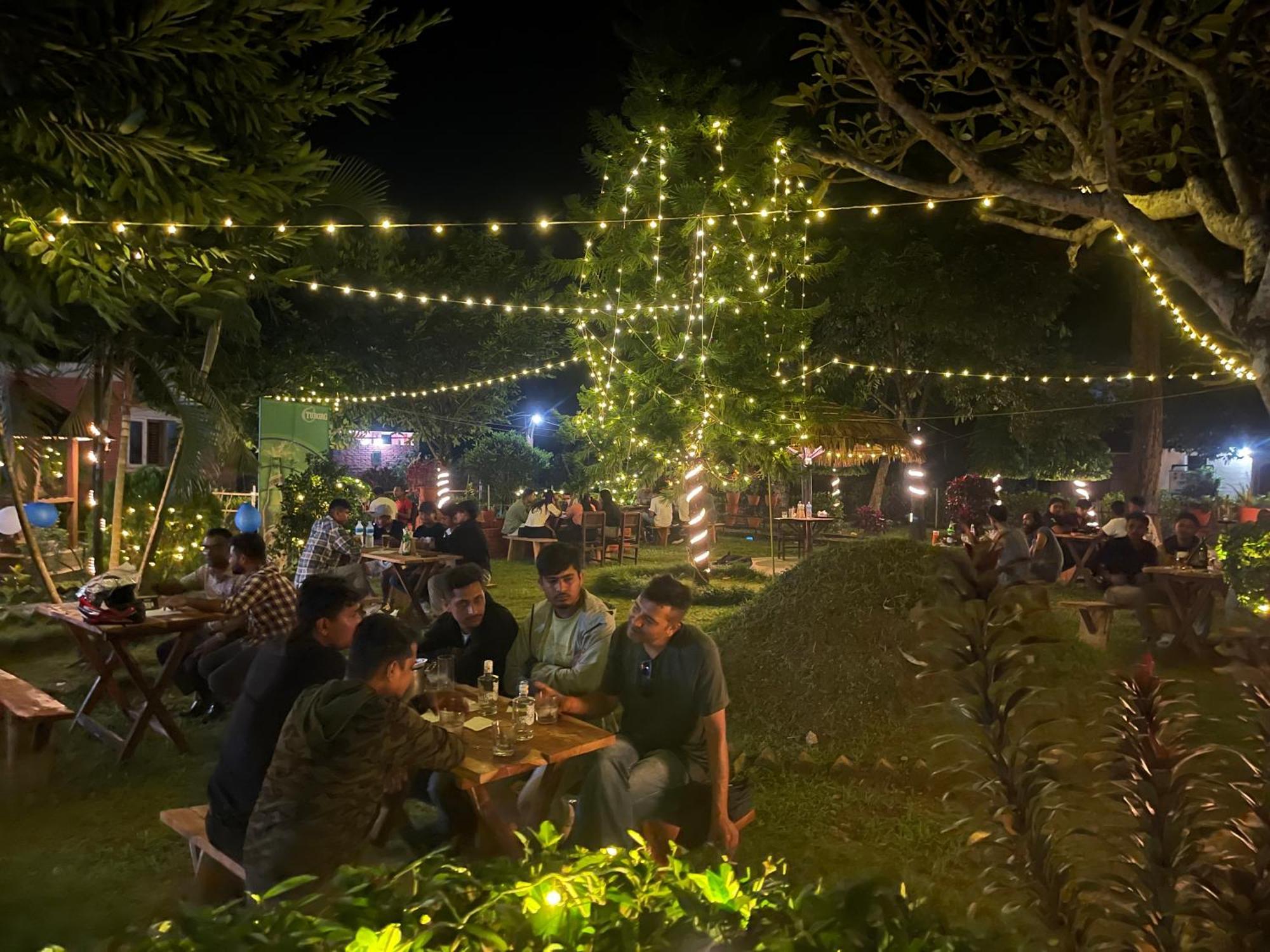 Hotel Tharu Garden And Beer Bar Чітаван Екстер'єр фото