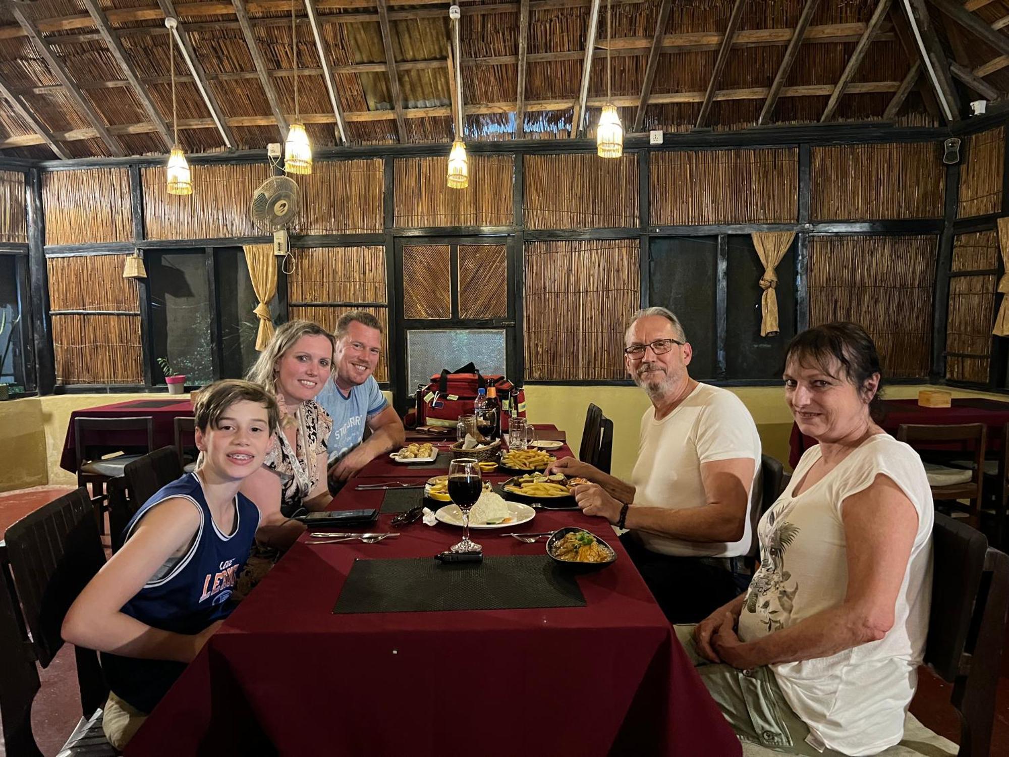 Hotel Tharu Garden And Beer Bar Чітаван Екстер'єр фото